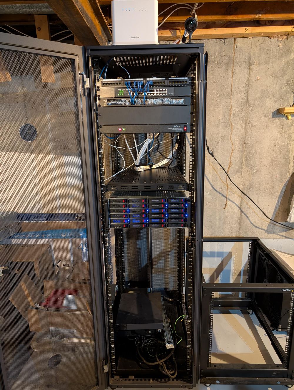 Rack de servidores y red instalado y cableado